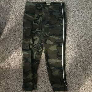 Sanctuary camo jogger size 26